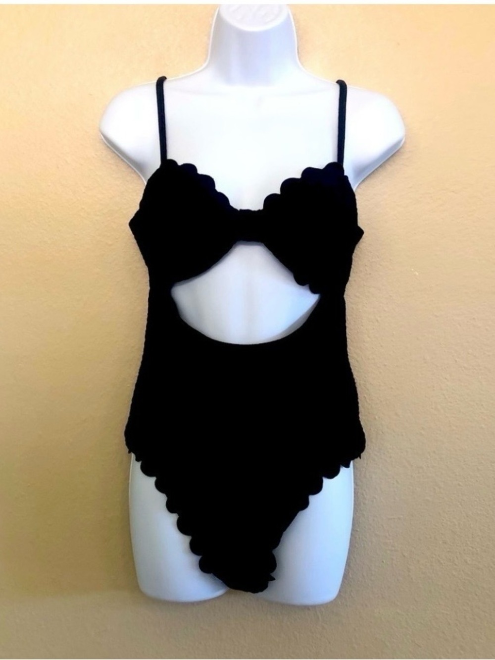 Cupshe Women’s Black Cutout Scallop Trim Texturized One Piece Swimsuit Size M